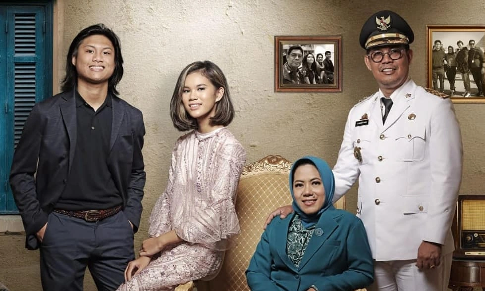 Wabup Bulukumba Andi Edy Manaf bersama istri dan anak-anaknya. [Instagram @andiedymanaf]